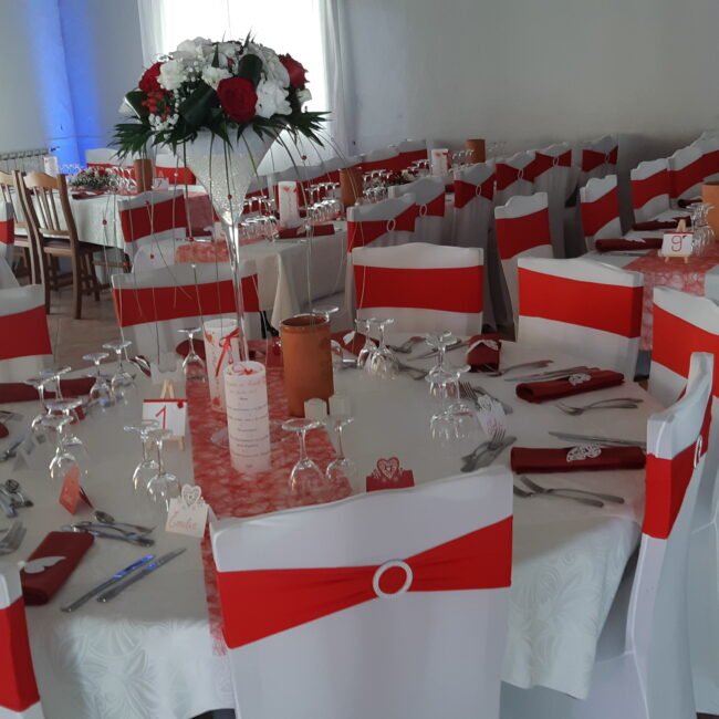 mariage rouge et blanc ; décoration de table et chaises