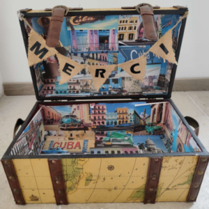 malle décorée sur le thème du voyage